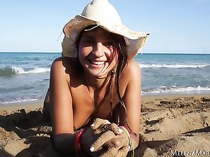 Девушка на диком пляже показала шикарные сиськи